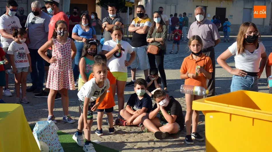 Foto 4 - El juego de la ruleta del reciclaje tambi&eacute;n tiene cabida en las fiestas de San Juan de Hinojosa de ...