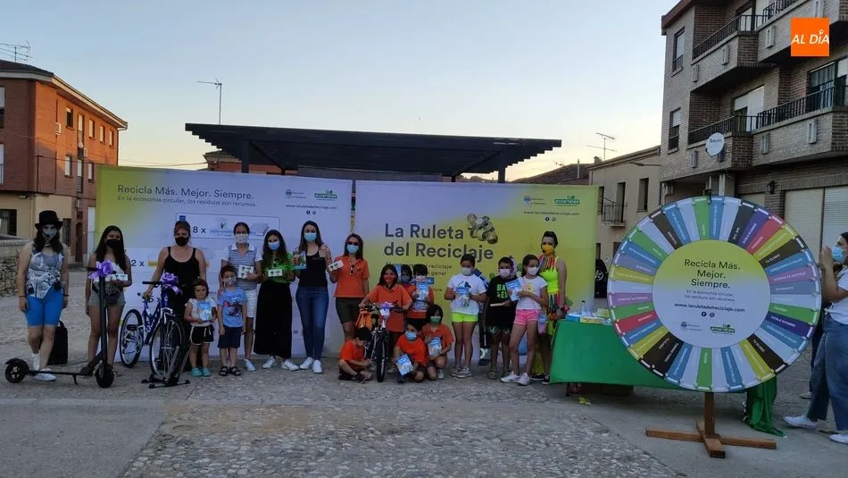 Los ganadores de la ruleta en las categorías de infantil y adulto recibieron premios / E. Corredera