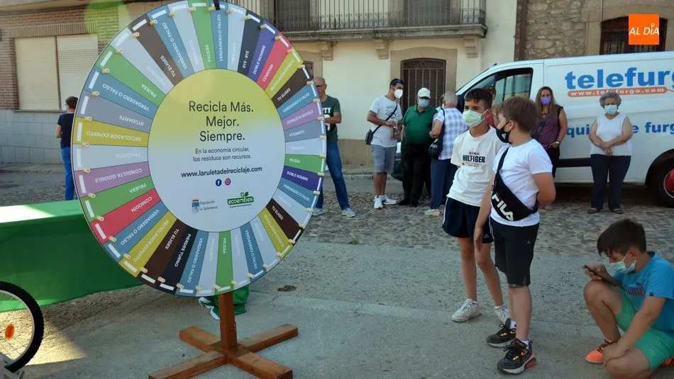 Foto 2 - El juego de la ruleta del reciclaje tambi&eacute;n tiene cabida en las fiestas de San Juan de Hinojosa de ...