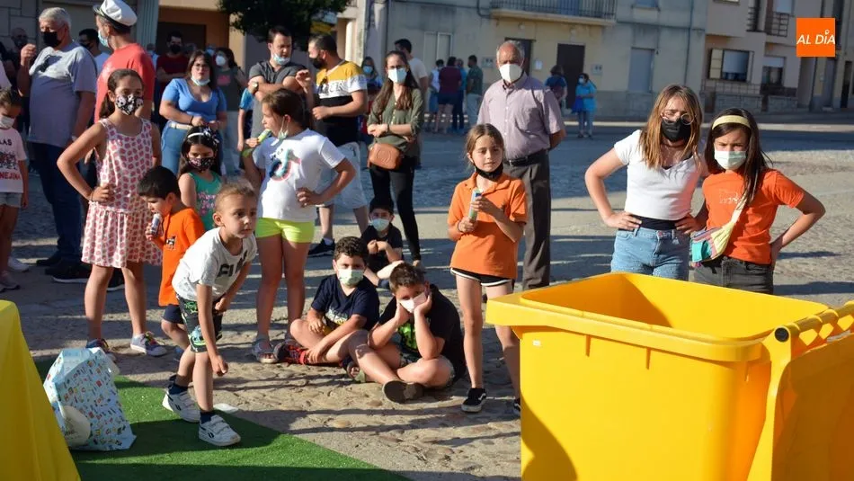 Foto 3 - El juego de la ruleta del reciclaje tambi&eacute;n tiene cabida en las fiestas de San Juan de Hinojosa de ...