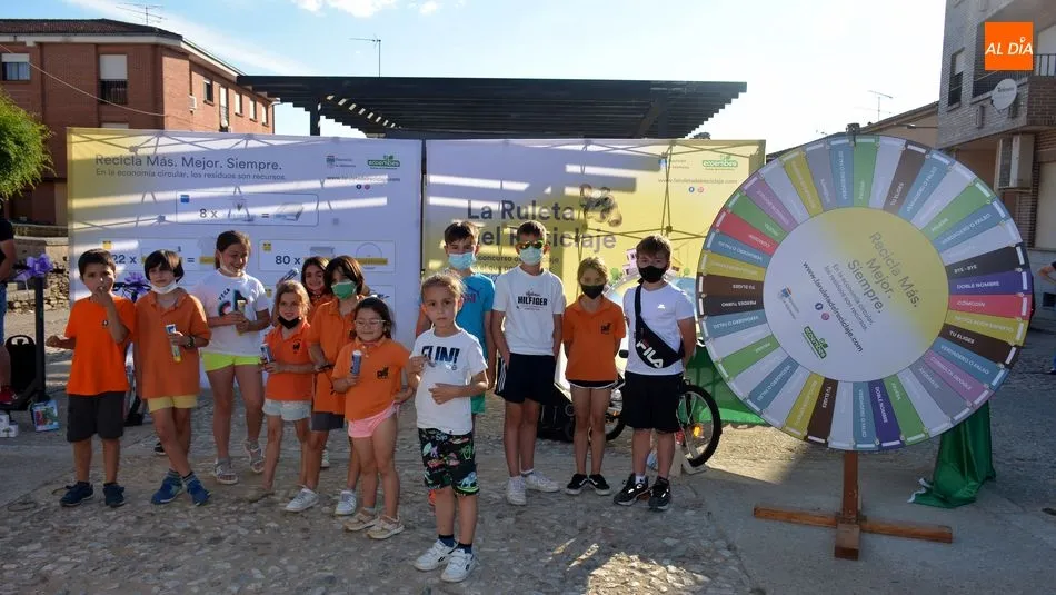 Foto 8 - El juego de la ruleta del reciclaje tambi&eacute;n tiene cabida en las fiestas de San Juan de Hinojosa de ...