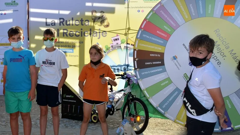 Foto 9 - El juego de la ruleta del reciclaje tambi&eacute;n tiene cabida en las fiestas de San Juan de Hinojosa de ...