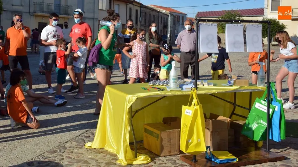 Foto 6 - El juego de la ruleta del reciclaje tambi&eacute;n tiene cabida en las fiestas de San Juan de Hinojosa de ...