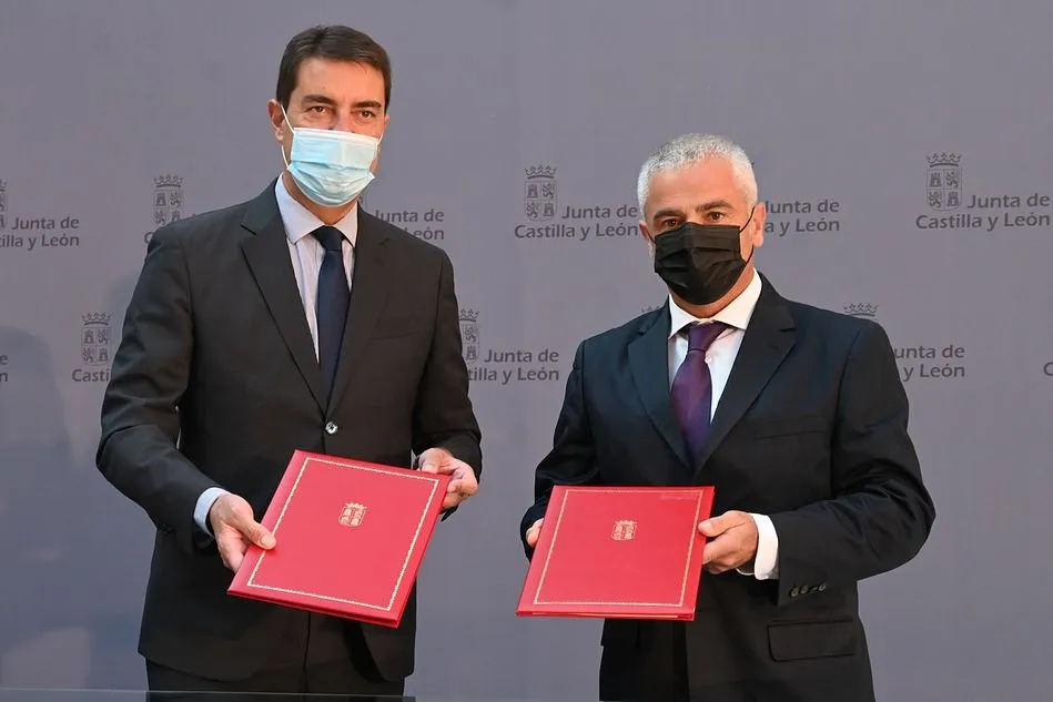 El consejero de la Presidencia, Ángel Ibáñez, y el presidente de la Asociación de Víctimas del Terrorismo de Castilla y León, Sebastián Nogales - JCYL