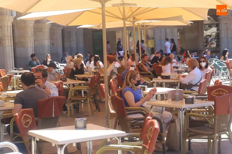 Foto 4 - El p&uacute;blico en Salamanca se resiste dejar de utilizar la mascarilla