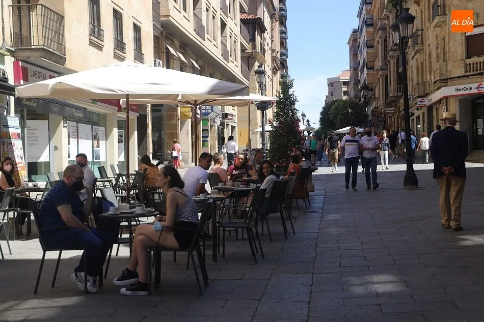 Foto 3 - El p&uacute;blico en Salamanca se resiste dejar de utilizar la mascarilla