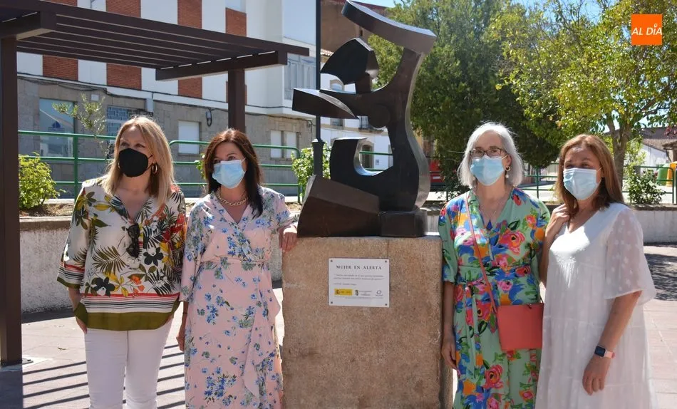 Foto 6 - El Ayuntamiento de Lumbrales descubre un monumento contra la violencia machista