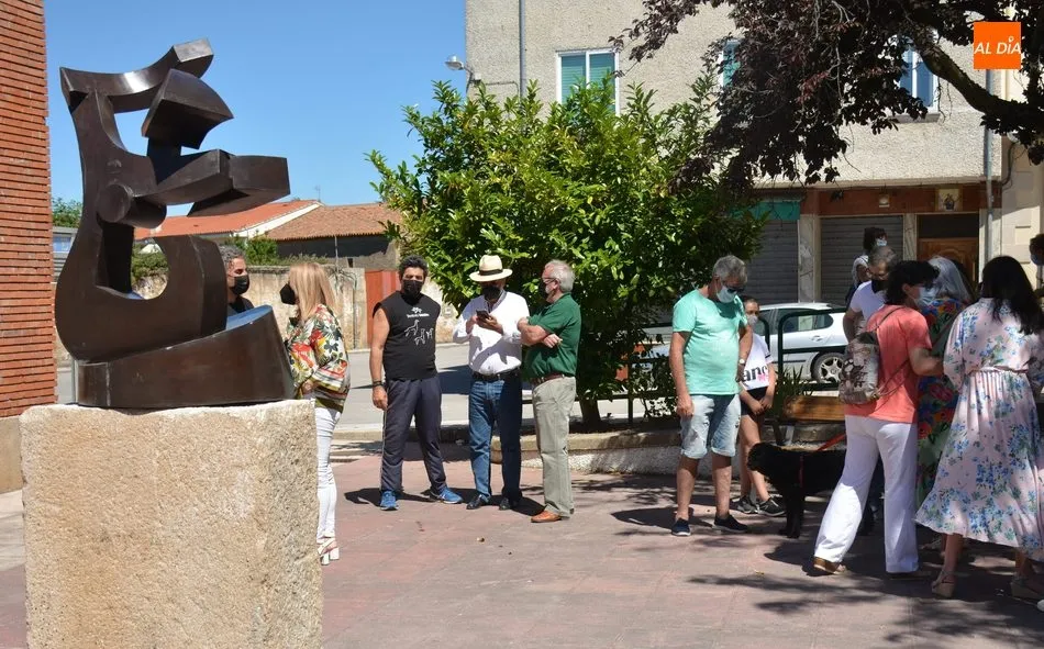 Foto 5 - El Ayuntamiento de Lumbrales descubre un monumento contra la violencia machista