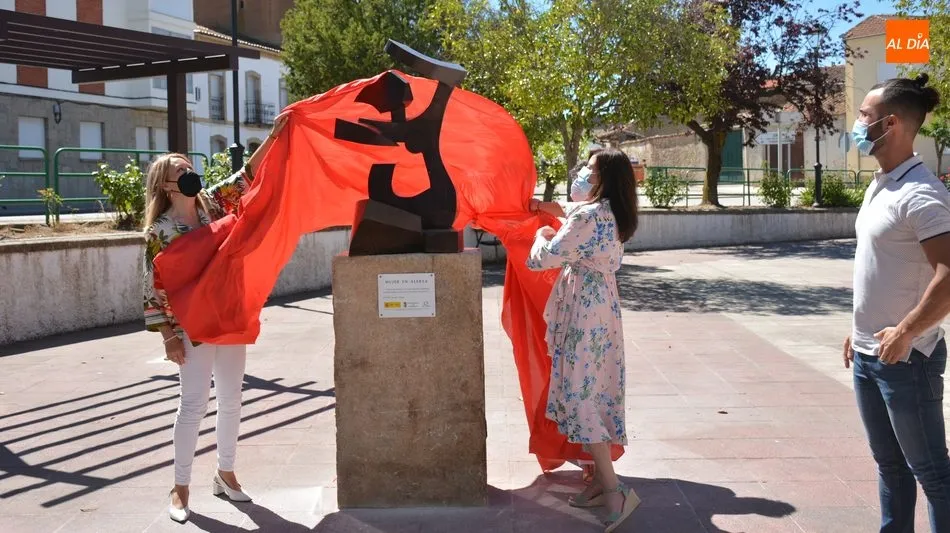 Foto 7 - El Ayuntamiento de Lumbrales descubre un monumento contra la violencia machista