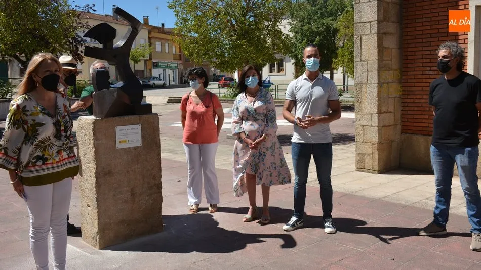 Foto 3 - El Ayuntamiento de Lumbrales descubre un monumento contra la violencia machista