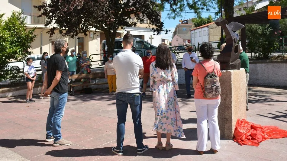 Foto 2 - El Ayuntamiento de Lumbrales descubre un monumento contra la violencia machista