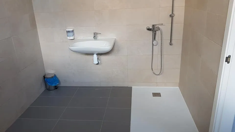 Apertura de renovadas piscinas en Babilafuente  