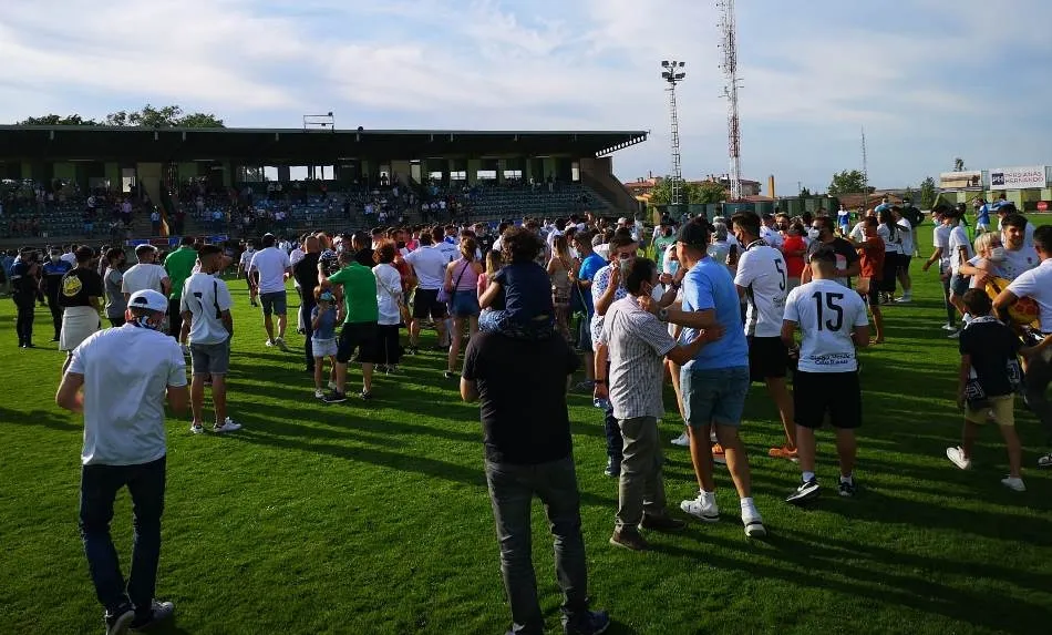 Foto 3 - El Ciudad Rodrigo CF logra ascender a 3&ordf; RFEF un lustro despu&eacute;s  