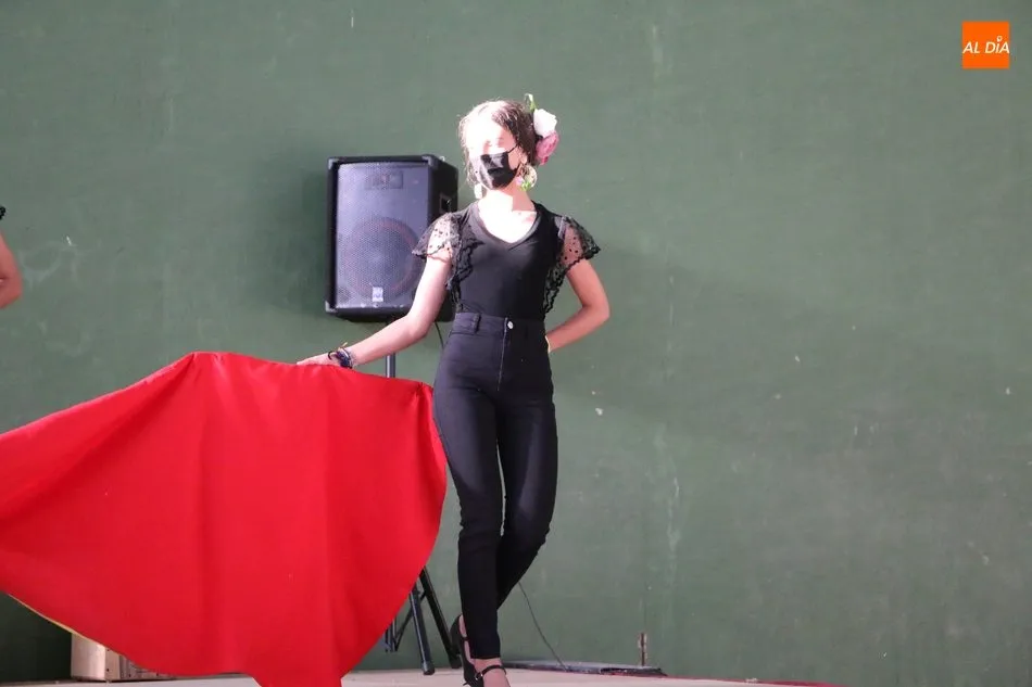 Foto 5 - Arrancan las fiestas en Villar de Peralonso con una bonita actuaci&oacute;n de sevillanas  