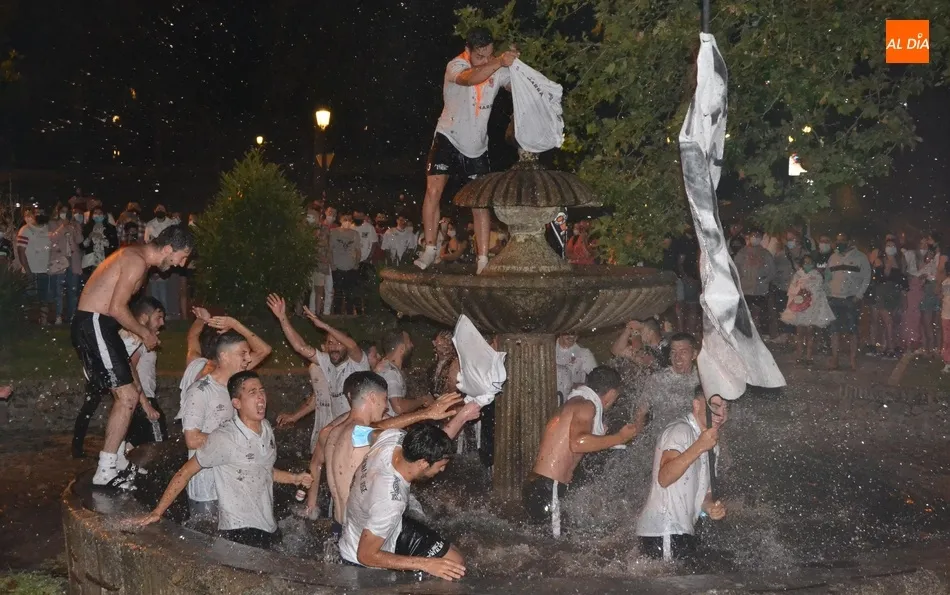 Multitudinario acompañamiento al Ciudad Rodrigo CF en su baño de gloria en la fuente del Árbol...