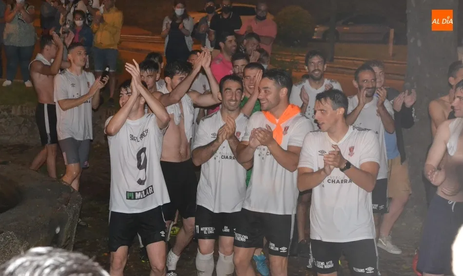 Foto 6 - Multitudinario acompa&ntilde;amiento al Ciudad Rodrigo CF en su ba&ntilde;o de gloria en la fuente del &Aacute;rbol...