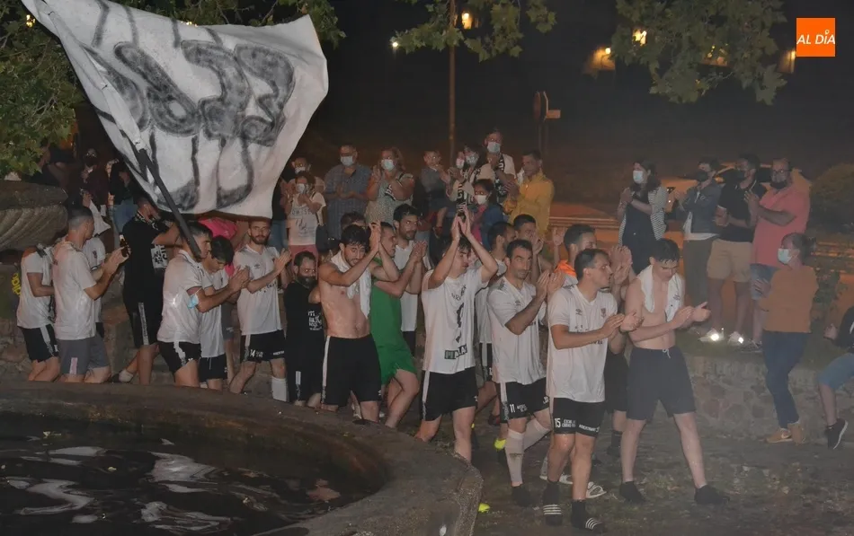 Foto 7 - Multitudinario acompa&ntilde;amiento al Ciudad Rodrigo CF en su ba&ntilde;o de gloria en la fuente del &Aacute;rbol...