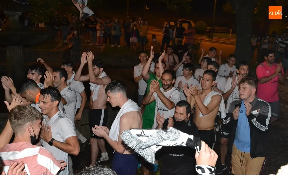 Foto 4 - Multitudinario acompa&ntilde;amiento al Ciudad Rodrigo CF en su ba&ntilde;o de gloria en la fuente del &Aacute;rbol...