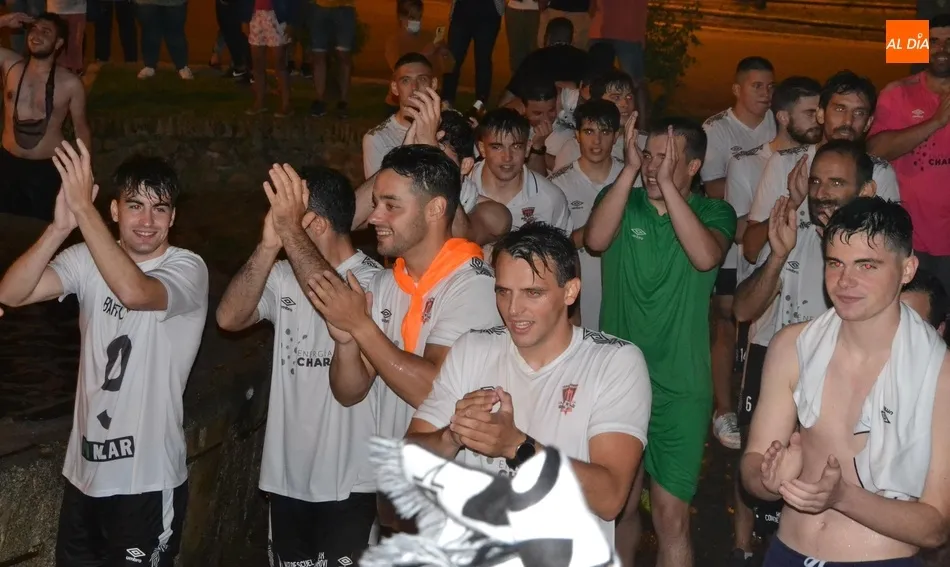 Foto 5 - Multitudinario acompa&ntilde;amiento al Ciudad Rodrigo CF en su ba&ntilde;o de gloria en la fuente del &Aacute;rbol...