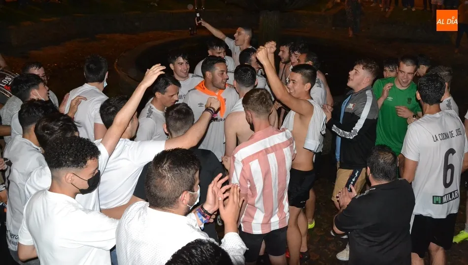 Foto 2 - Multitudinario acompa&ntilde;amiento al Ciudad Rodrigo CF en su ba&ntilde;o de gloria en la fuente del &Aacute;rbol...