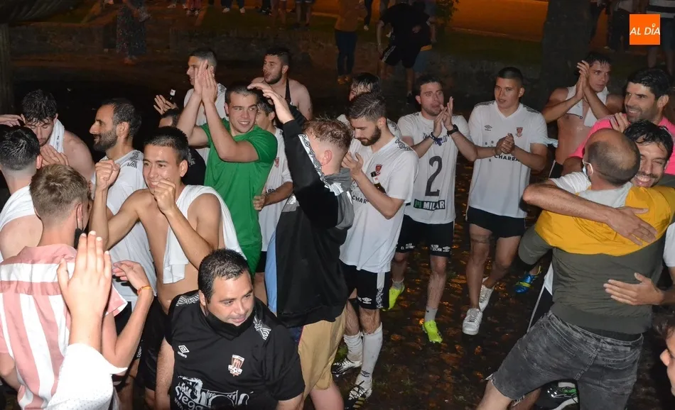 Foto 3 - Multitudinario acompa&ntilde;amiento al Ciudad Rodrigo CF en su ba&ntilde;o de gloria en la fuente del &Aacute;rbol...