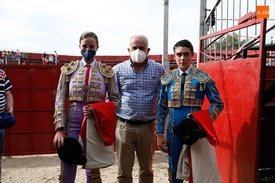 Foto 3 - Raquel Mart&iacute;n y Jarocho, a hombros en Carrascal de Barregas