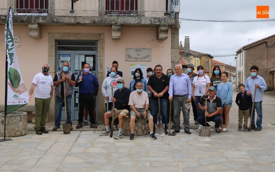 Algunos de los cerca de 50 voluntarios que finalmente participaron en la jornada / CORRAL