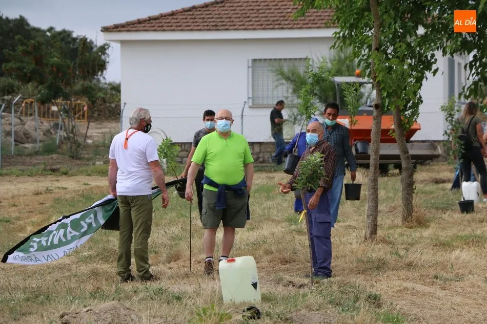 Foto 10 - Medio centenar de voluntarios se suman al proyecto &lsquo;Arbolar&rsquo; en Peralejos de Abajo  