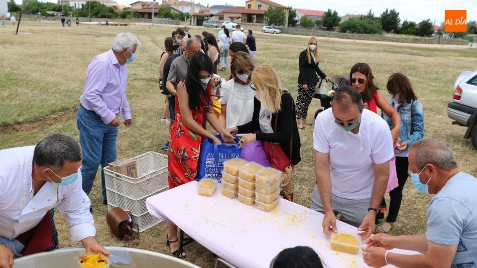 En total se repartieron 300 raciones de paella a beneficio de la AECC / CORRAL