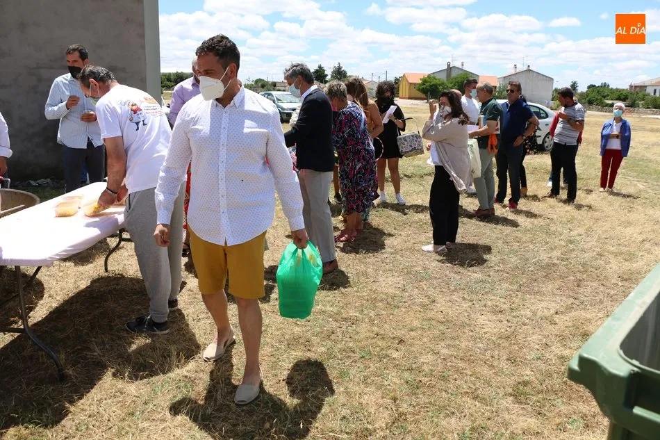 Foto 11 - Villar de Peralonso muestra su solidaridad en la paella a beneficio de la AECC  