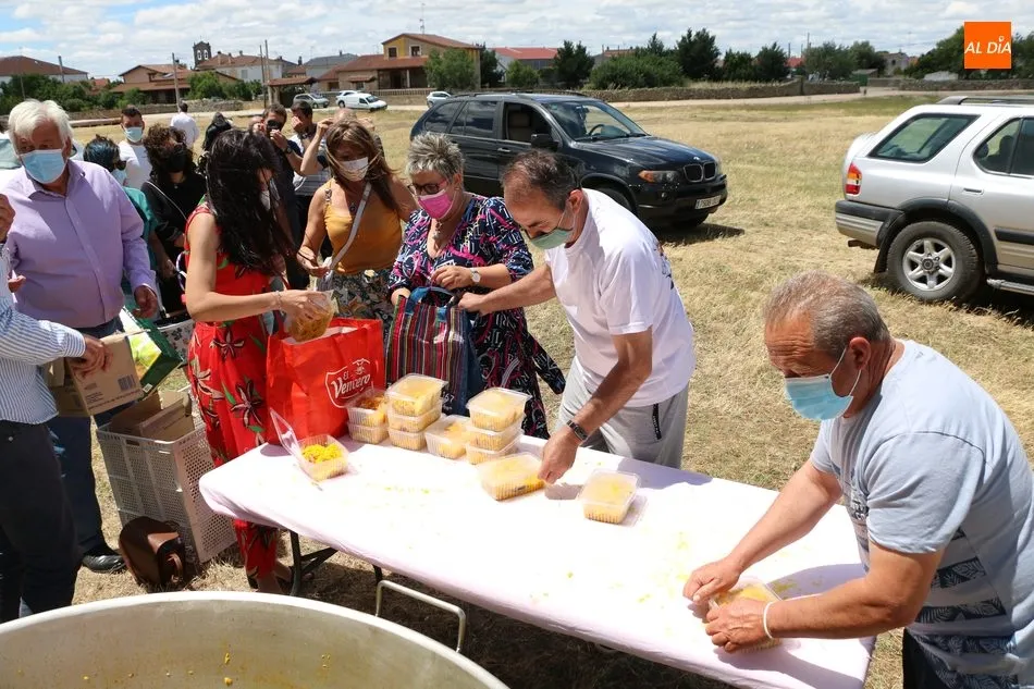 Foto 10 - Villar de Peralonso muestra su solidaridad en la paella a beneficio de la AECC  