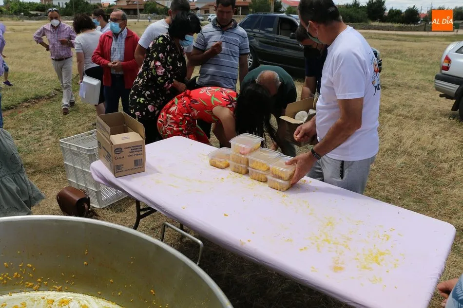 Foto 9 - Villar de Peralonso muestra su solidaridad en la paella a beneficio de la AECC  