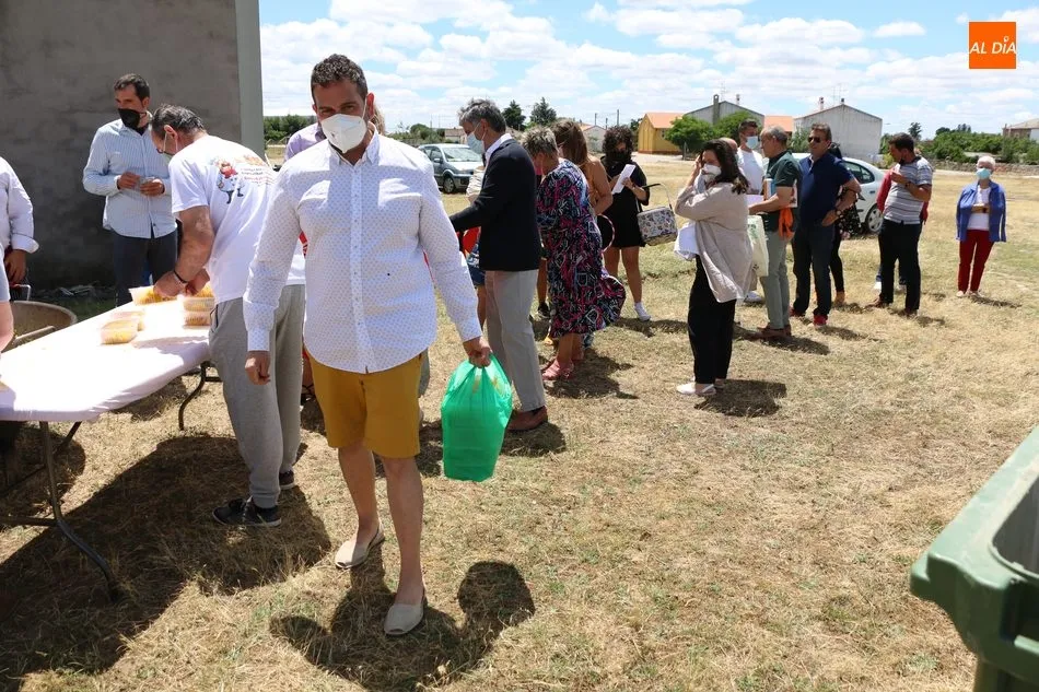 Foto 8 - Villar de Peralonso muestra su solidaridad en la paella a beneficio de la AECC  