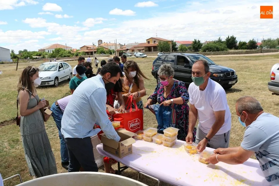 Foto 7 - Villar de Peralonso muestra su solidaridad en la paella a beneficio de la AECC  