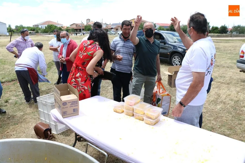 Foto 6 - Villar de Peralonso muestra su solidaridad en la paella a beneficio de la AECC  