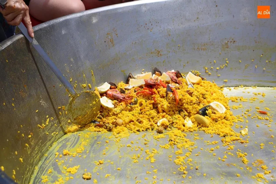 Foto 5 - Villar de Peralonso muestra su solidaridad en la paella a beneficio de la AECC  