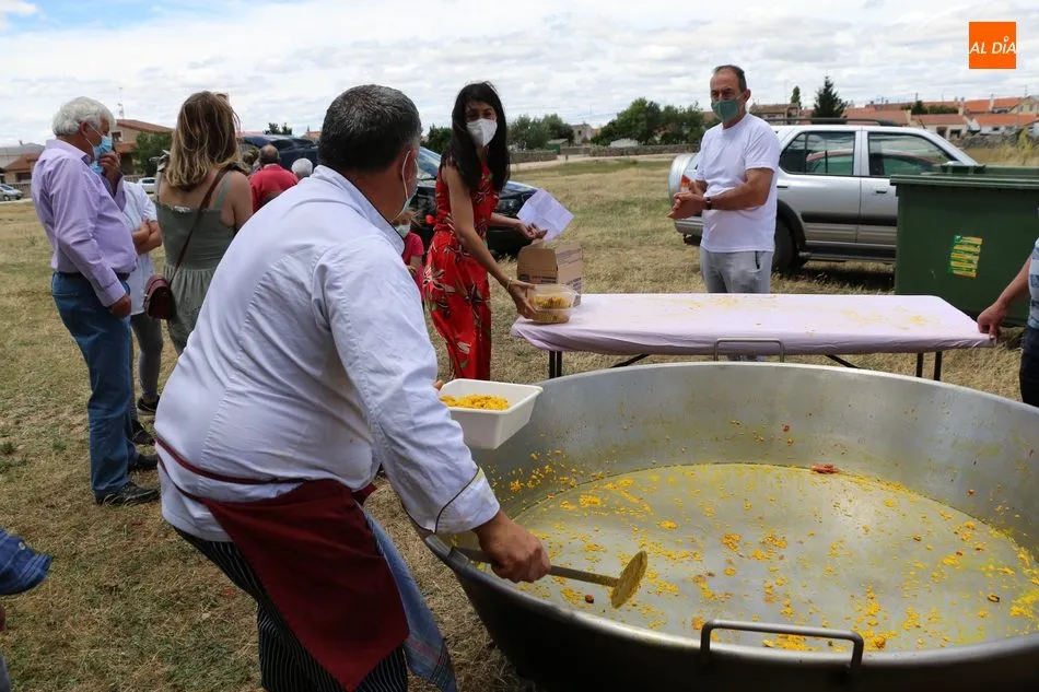 Foto 4 - Villar de Peralonso muestra su solidaridad en la paella a beneficio de la AECC  