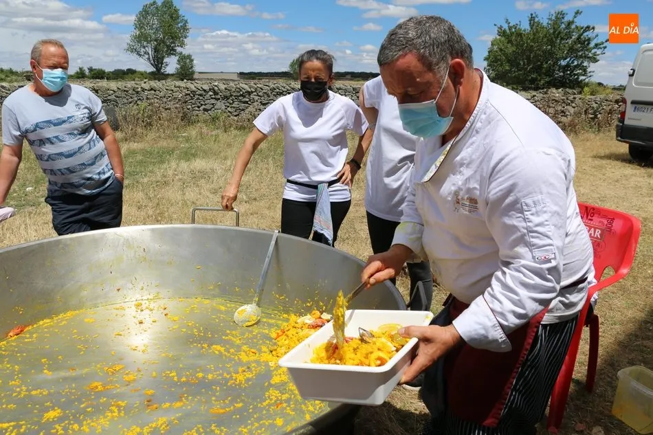 Foto 3 - Villar de Peralonso muestra su solidaridad en la paella a beneficio de la AECC  