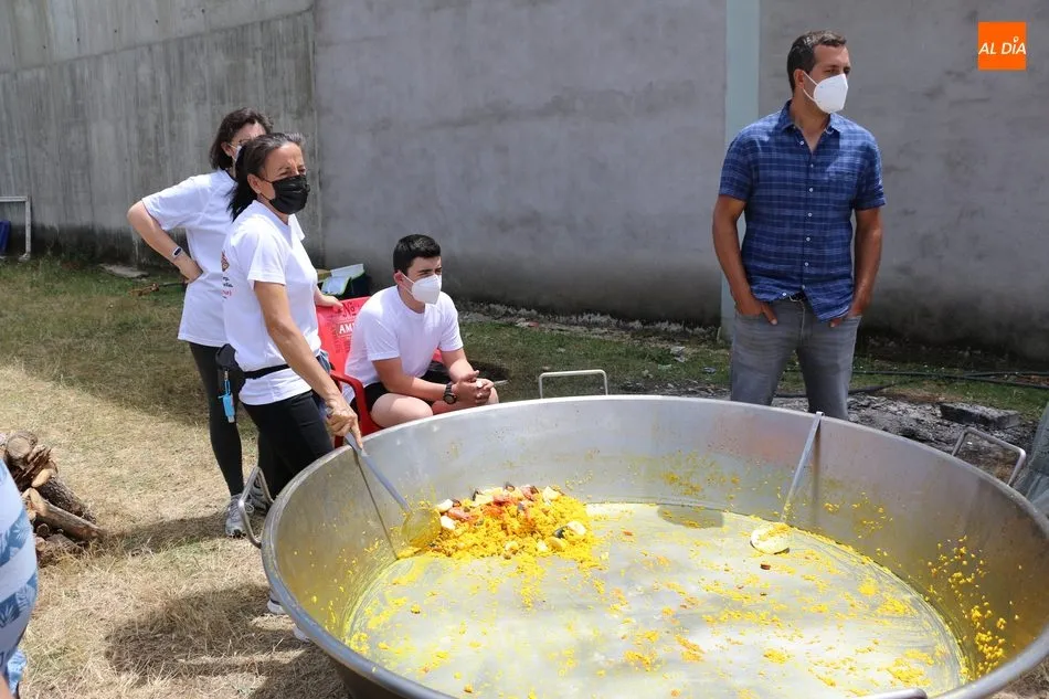 Foto 2 - Villar de Peralonso muestra su solidaridad en la paella a beneficio de la AECC  