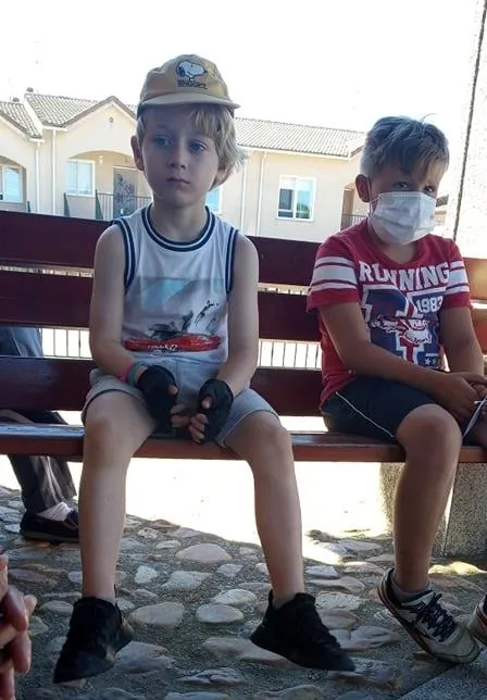 Foto 2 - Ni&ntilde;os, padres y abuelos plantan medio centenar de frutales en Fuenteguinaldo  