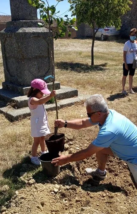 Foto 10 - Ni&ntilde;os, padres y abuelos plantan medio centenar de frutales en Fuenteguinaldo  
