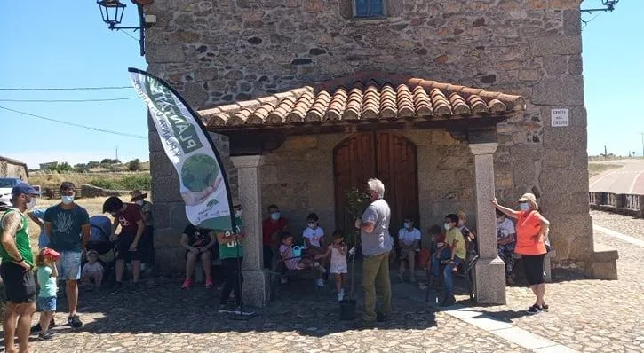 Foto 4 - Ni&ntilde;os, padres y abuelos plantan medio centenar de frutales en Fuenteguinaldo  