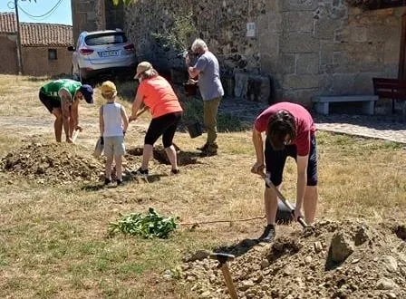 Foto 7 - Ni&ntilde;os, padres y abuelos plantan medio centenar de frutales en Fuenteguinaldo  