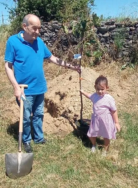 Foto 6 - Ni&ntilde;os, padres y abuelos plantan medio centenar de frutales en Fuenteguinaldo  