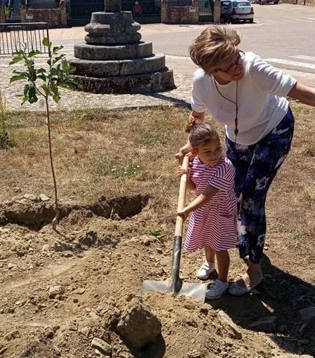 Foto 5 - Ni&ntilde;os, padres y abuelos plantan medio centenar de frutales en Fuenteguinaldo  