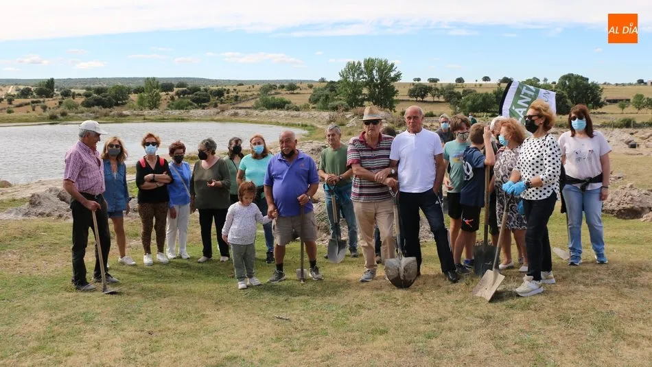Entre los voluntarios no faltó el alcalde de Cipérez, Francisco Alonso, que como siempre permaneció en primera fila plantando los árboles / CORRAL