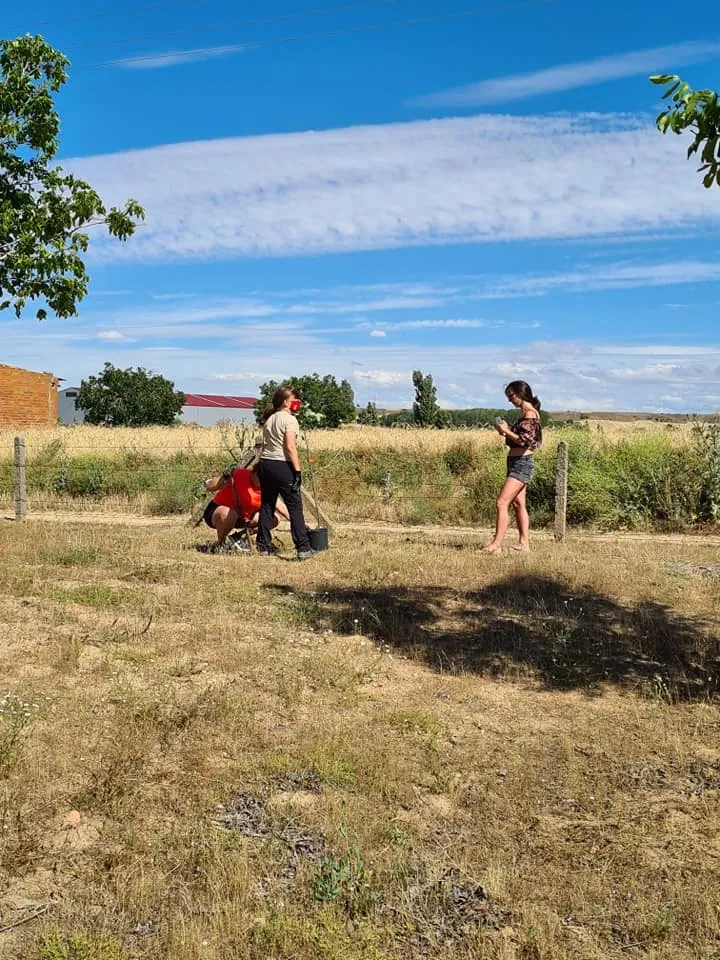 Foto 10 - Personas de diferentes edades&nbsp;participan en la plantaci&oacute;n de 42 &aacute;rboles en Cantalpino  