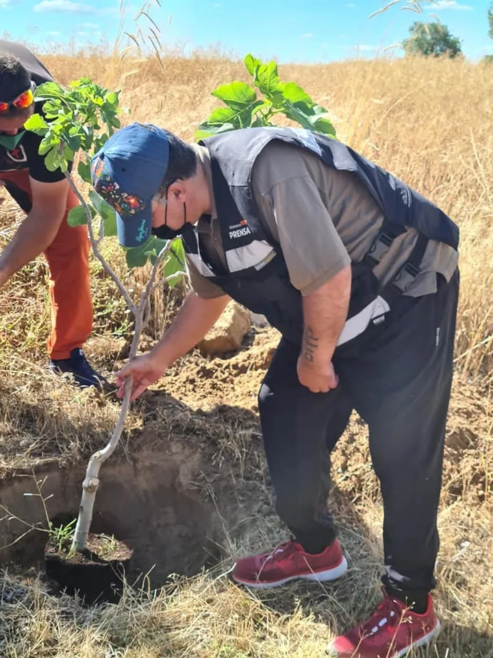 Foto 7 - Personas de diferentes edades&nbsp;participan en la plantaci&oacute;n de 42 &aacute;rboles en Cantalpino  