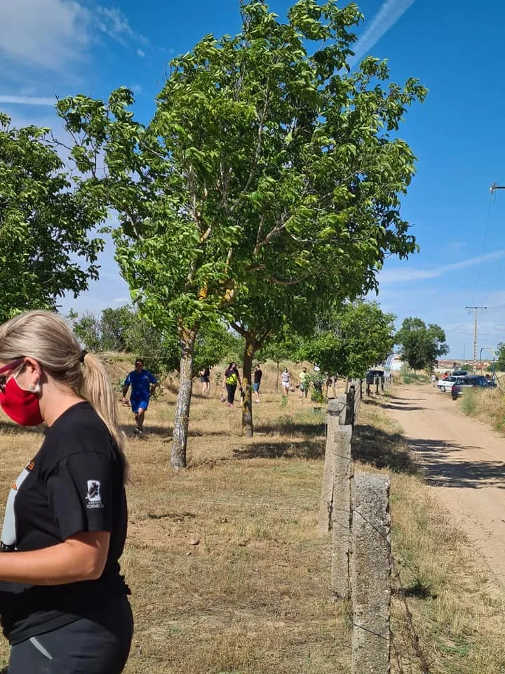 Foto 6 - Personas de diferentes edades&nbsp;participan en la plantaci&oacute;n de 42 &aacute;rboles en Cantalpino  