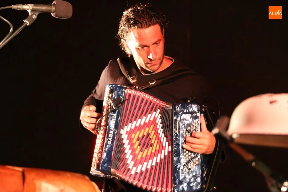 Foto 9 - Gabriel Calvo anima con su m&uacute;sica las fiestas en Villar de Peralonso  